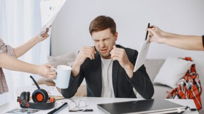 Ilustrasi profesional yang tenang menghadapi tekanan pekerjaan di kantor.
