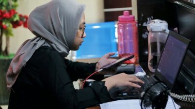 Ilustrasi strategi untuk meningkatkan efisien kerja di tempat kerja.