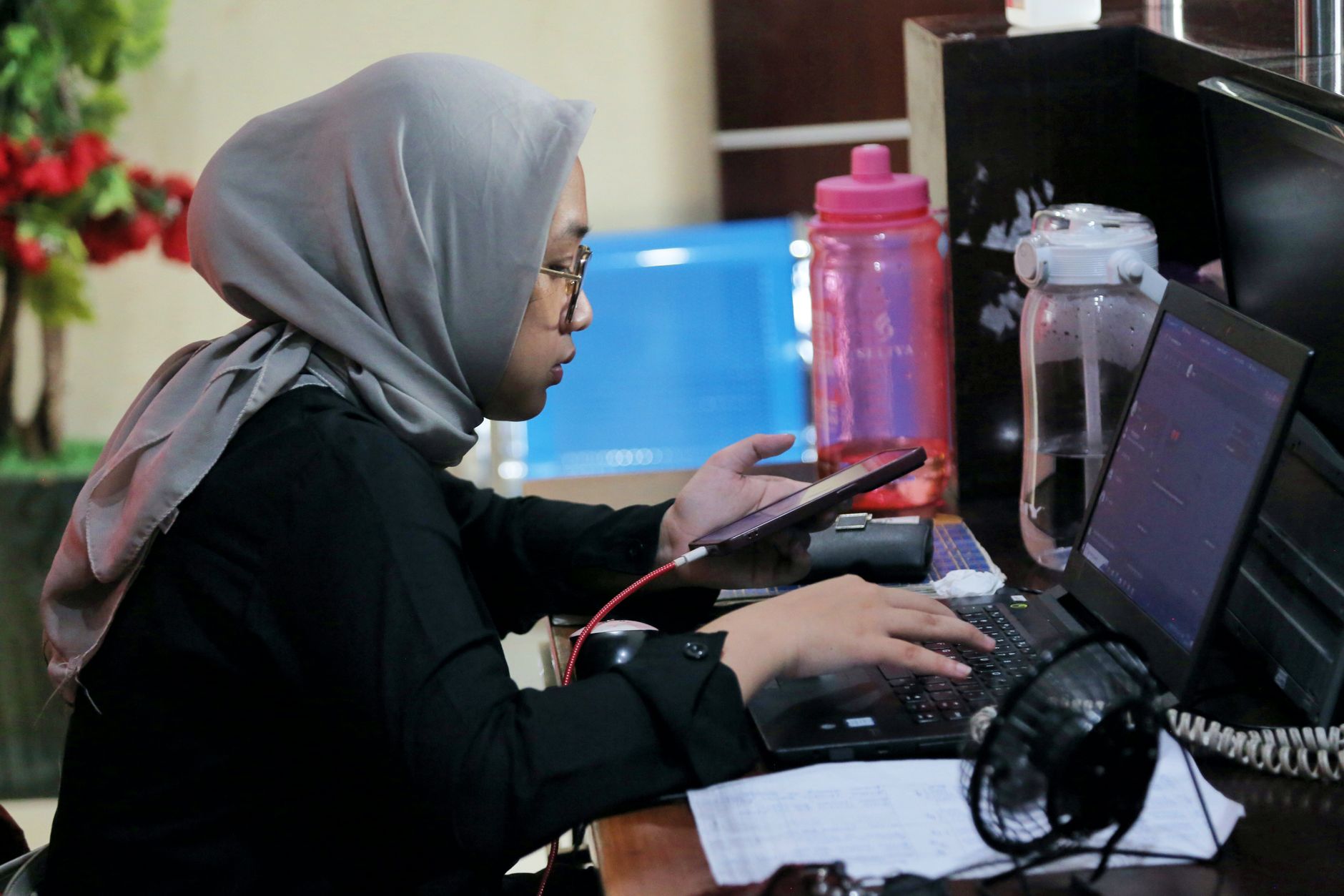 Ilustrasi strategi untuk meningkatkan efisien kerja di tempat kerja.