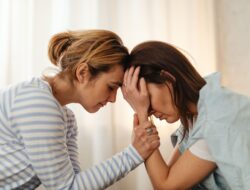 Strategi Menjaga Kesehatan Mental Caregiver dalam Merawat Anggota Keluarga