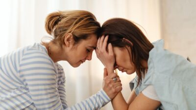 Mental health caregiver mendukung keluarga yang merawat anggota keluarga dengan penuh kasih.