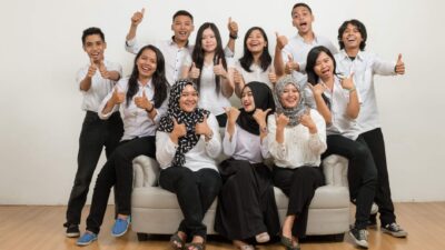 Ilustrasi profesional tentang strategi retensi karyawan untuk meningkatkan produktivitas perusahaan.
