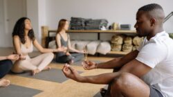 Stres Ditekan Komunitas? Saatnya Terapkan Mindful Living!