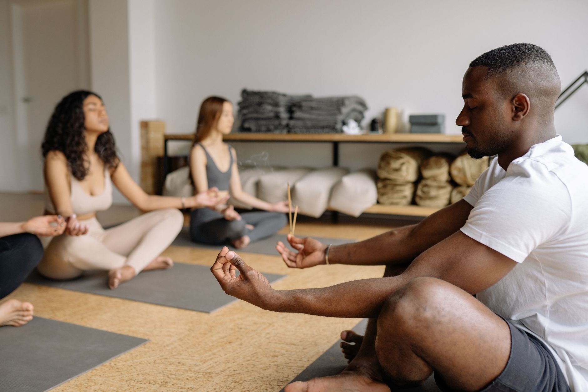 Ilustrasi seseorang yang tenang mempraktikkan mindful living untuk mengatasi stres dari tekanan komunitas.