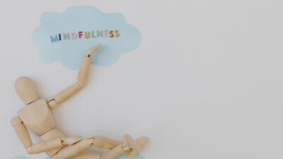 Seseorang sedang melakukan Latihan Mindfulness Harian dengan tenang untuk meredakan stres.