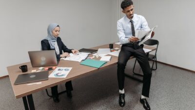 Ilustrasi pekerja yang bingung menghadapi masalah mismatch kerja dan dilema gaji tinggi.
