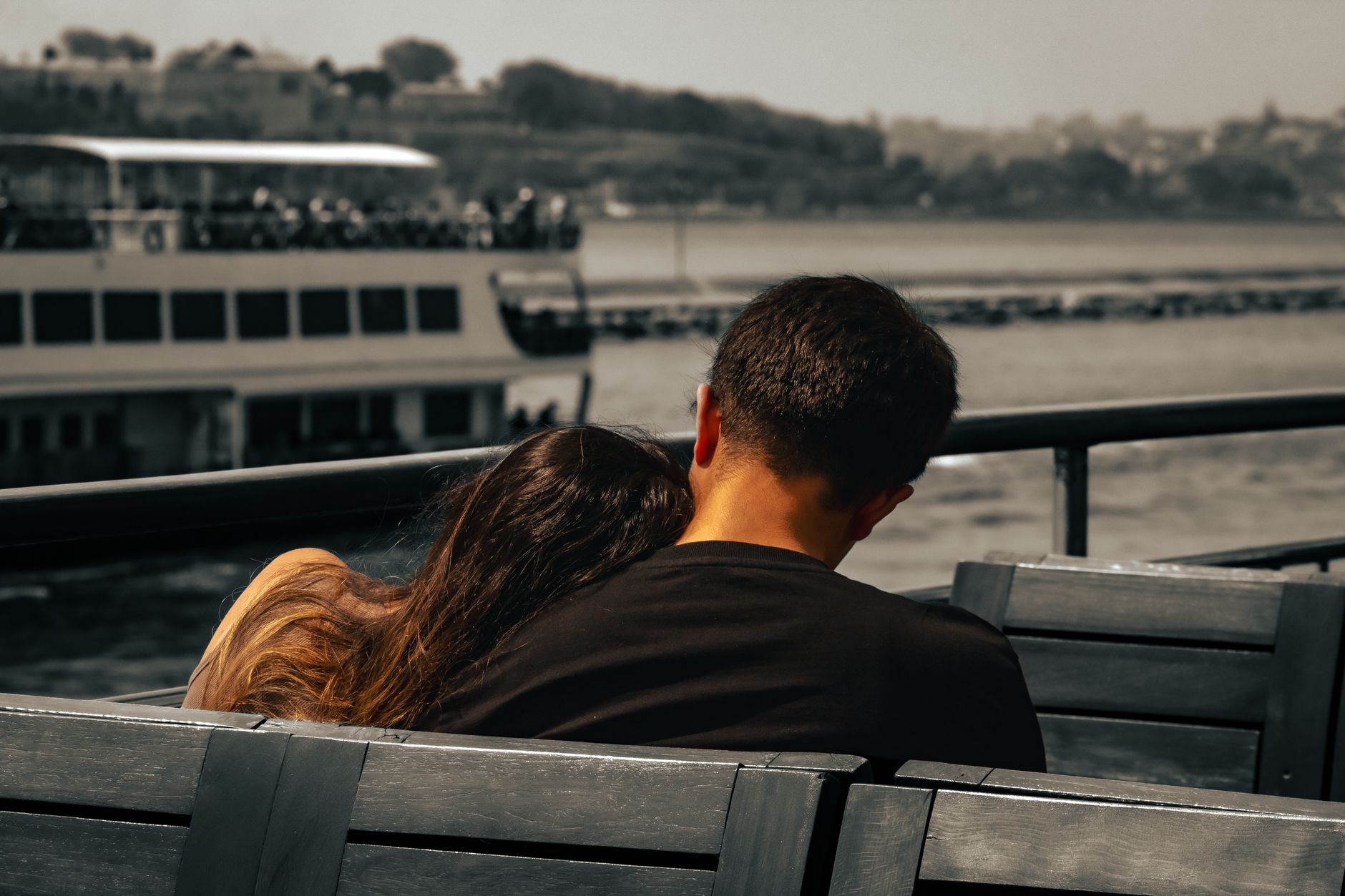 Illustrasi seseorang galau memikirkan hubungan tanpa status atau situationship.