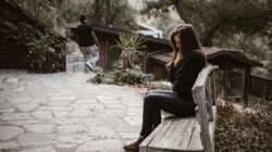 Seseorang merasa cemas terjebak dalam toxic relationship karena takut hidup sendiri atau jomblo.
