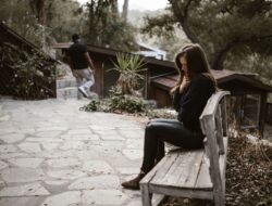 Terjebak Toxic Relationship Tapi Takut Jomblo? Ini Alasan Sebenarnya Kenapa Kamu Masih Bertahan!