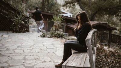 Seseorang merasa cemas terjebak dalam toxic relationship karena takut hidup sendiri atau jomblo.