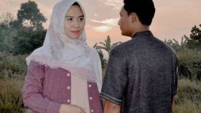 Pasangan suami istri tersenyum hangat, menggambarkan tips menjaga keintiman pernikahan yang sering diabaikan.