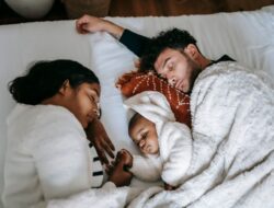 Waduh, Bahaya Bayi Tidur Bersama itu Nyata, Jangan Sepelekan!