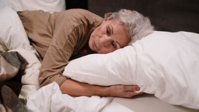 Ilustrasi durasi tidur demensia yang aman untuk kesehatan otak manusia.