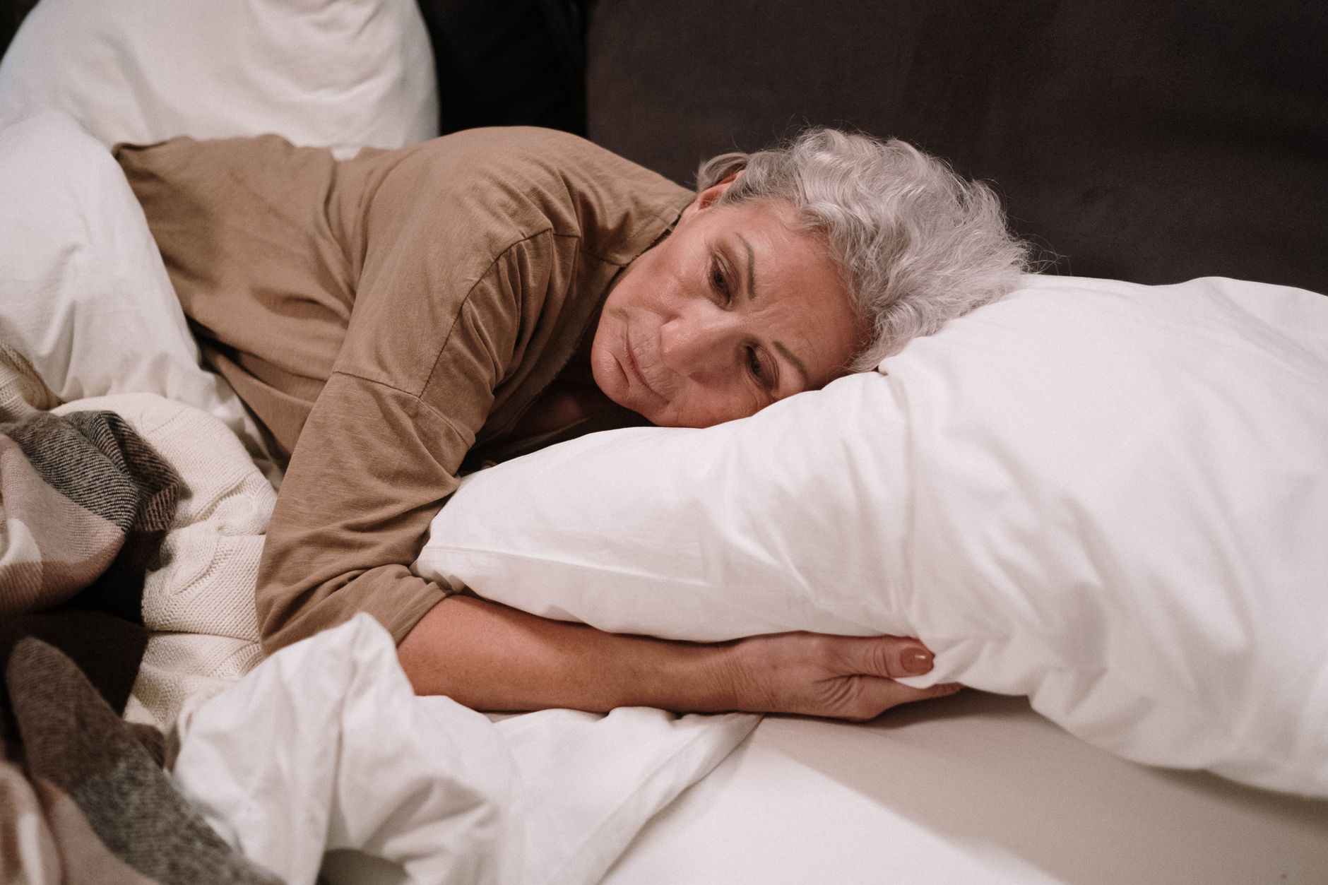 Ilustrasi durasi tidur demensia yang aman untuk kesehatan otak manusia.