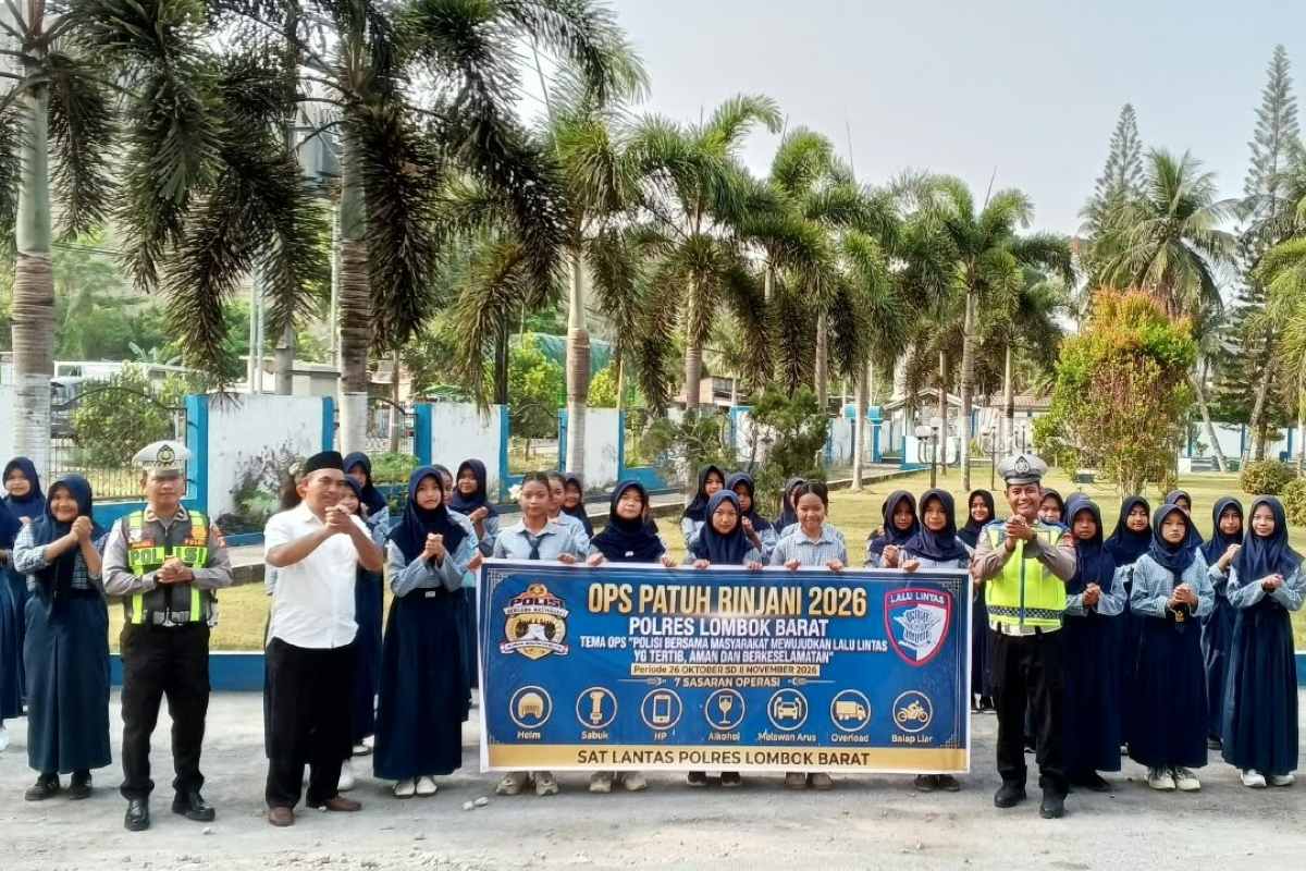 Sat Lantas Polres Lombok Barat Gelar Sosialisasi Tertib Berlalu Lintas di SMPN 1 Lembar