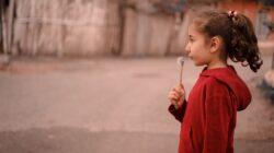 Anak Gampang Ngambek dan Baperan? Jangan Abaikan Pengasuhan Anak Sensitive Ini