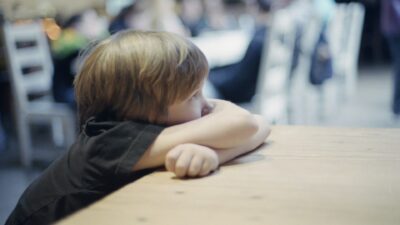 Yuk, kenali lebih dalam dampak perceraian anak agar kita bisa lebih peka terhadap kesehatan mental mereka hingga dewasa!