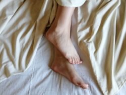 Awas! Ini penyebab kaki terasa sakit saat bangun tidur
