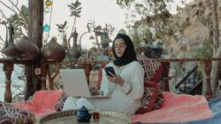 Illustration of Biar Nggak Boncos, Begini Cara Ngatur Keuangan Digital Nomad yang Sering Disembunyikan Para Pelaku Traveling!