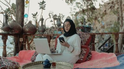 Illustration of Biar Nggak Boncos, Begini Cara Ngatur Keuangan Digital Nomad yang Sering Disembunyikan Para Pelaku Traveling!