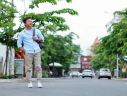 Biar Nggak Kelihatan Lebay, Gini Cara Tampil Berkelas Pakai Gaya Busana Pria yang Timeless!