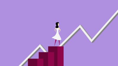 Seorang wanita berdiri percaya diri di atas grafik batang dengan garis tren yang naik sebagai indikator kesuksesan hidup.