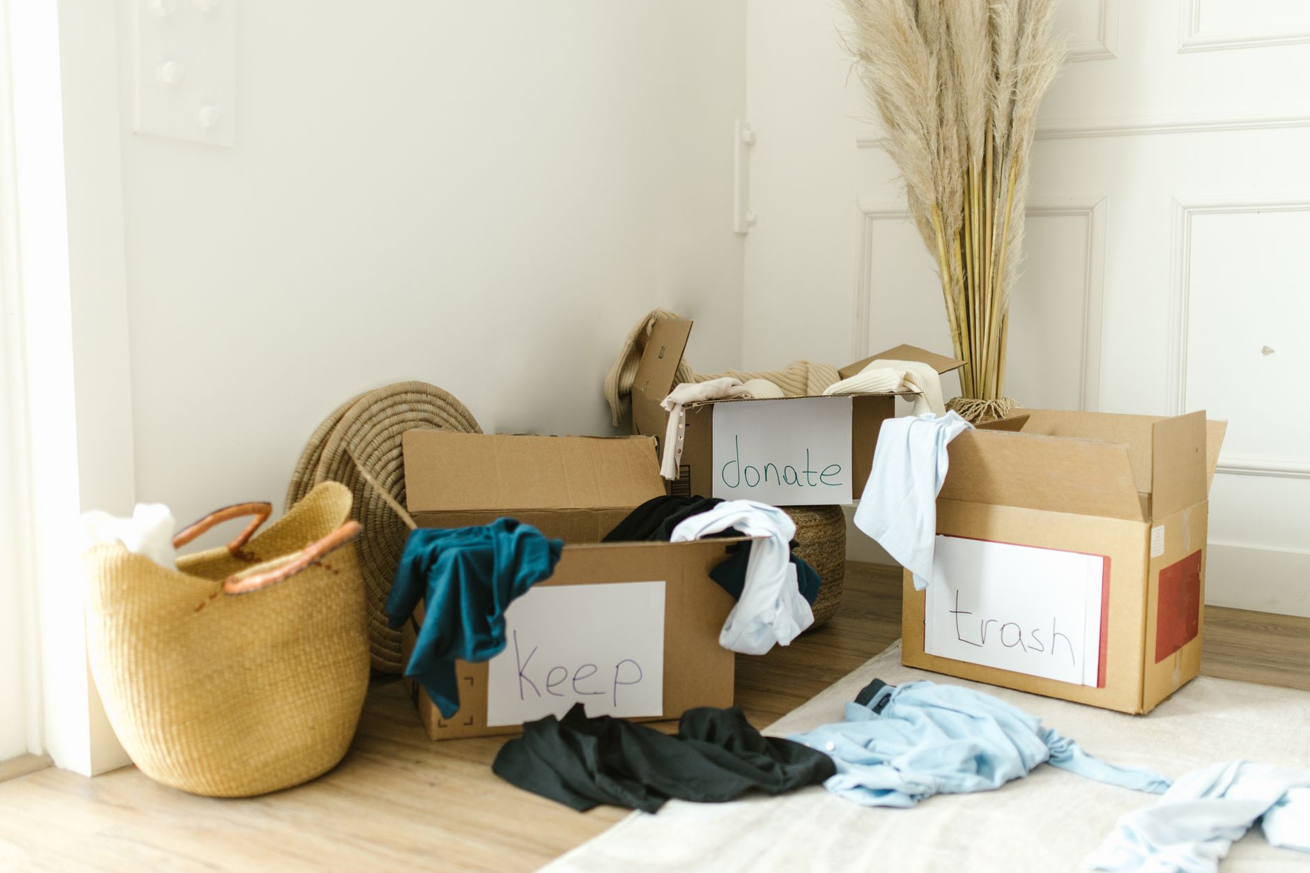 Illustration of Decluttering Rumah Minimalis: Kenapa Hidupmu Terasa Lebih Ringan Setelah Beres-Beres?