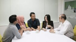 Jangan Remehkan Pendengar Aktif, Kebiasaan Kecil Ini Diam-Diam Bikin Orang Percaya Padamu
