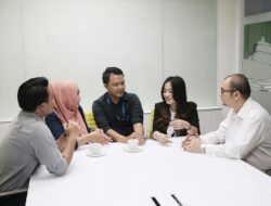 Jangan Remehkan Pendengar Aktif, Kebiasaan Kecil Ini Diam-Diam Bikin Orang Percaya Padamu