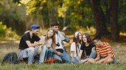 Gak Bikin Ilfeel! Tips Selective Socializing Buat Introvert