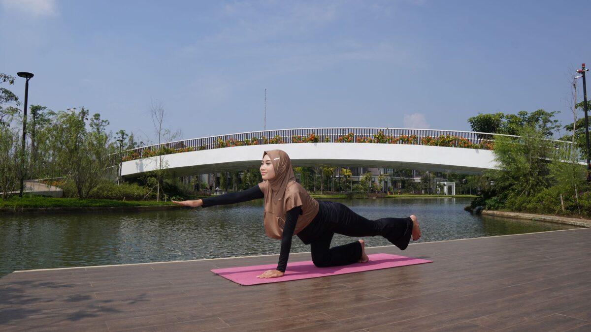 Wanita berhijab melakukan yoga di tepi Danau sebagai bagian dari gaya hidup sehat.