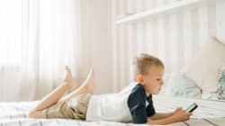Gawat! Jangan Sepelekan Dampak Screen Time Anak Kalau Nggak Mau Si Kecil Jadi Begini!