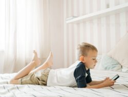 Gawat! Jangan Sepelekan Dampak Screen Time Anak Kalau Nggak Mau Si Kecil Jadi Begini!