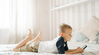 Gawat! Jangan Sepelekan Dampak Screen Time Anak Kalau Nggak Mau Si Kecil Jadi Begini!