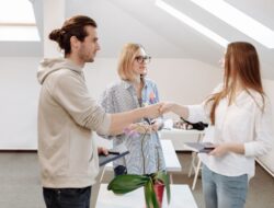 Gimana sih cara meningkatkan interpersonal skill yang bikin orang-orang langsung nempel?
