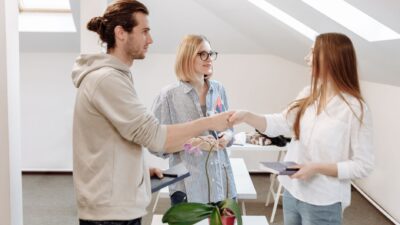 Illustration of Gimana sih cara meningkatkan interpersonal skill yang bikin orang-orang langsung nempel?
