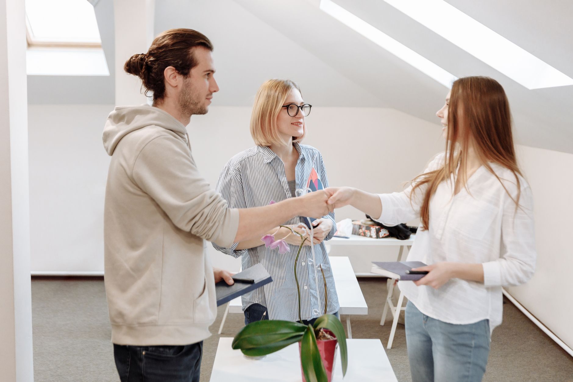 Illustration of Gimana sih cara meningkatkan interpersonal skill yang bikin orang-orang langsung nempel?