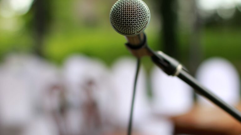 Gugup Ngomong di Depan Umum? Bongkar Tips Public Speaking Ini Biar Langsung Jago!