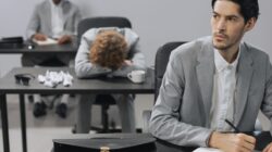 Imposter Syndrome Kerja Bikin Kamu Merasa Gak Pantas? Ini Penyebab dan Cara Ngatasinya