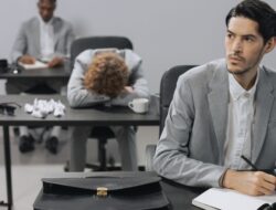 Imposter Syndrome Kerja Bikin Kamu Merasa Gak Pantas? Ini Penyebab dan Cara Ngatasinya