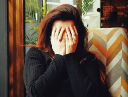 Sering Gak Sadar? Hal Sepele Ini Justru Ungkap Rasa Insecure yang Kamu Simpan Rapat