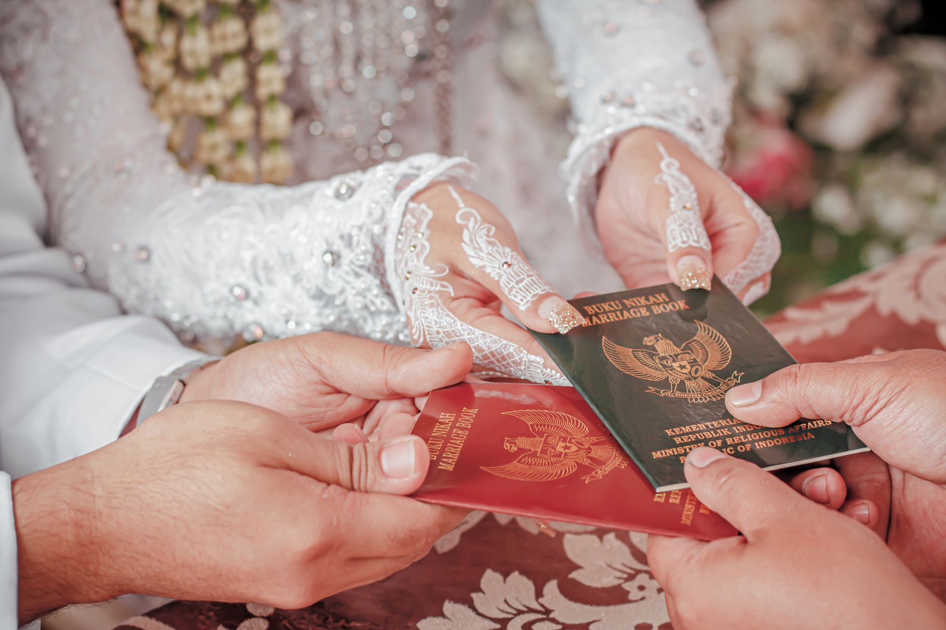 Pengantin memegang Buku Nikah bersama sebagai simbol batasan setelah menikah yang penting diketahui.
