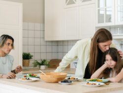 Jangan Kaget! Ini Dampak Parentification yang Bikin Anak Hancur Mentalnya Seumur Hidup