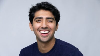 Pernahkah kamu menyadari pesona misterius yang terpancar dari seseorang saat mengalami fenomena jatuh cinta?