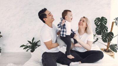 Illustration of Karier Meroket Tapi Anak Malah Jauh? Rahasia Parenting Usia 30an Ini Wajib Dicoba Biar Gak Stres!
