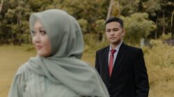 Seorang pria berjas dan wanita berhijab berpose di alam terbuka, membahas alasan pasangan balikan mantan.