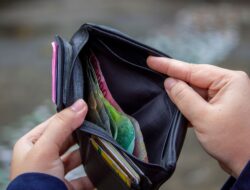Kesalahan Keuangan Saat Muda yang Paling Sering Disesali Setelah Tua