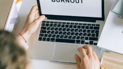 Illustration of Keyword "Career Burnout" harus identik, jadi saya tulis dengan huruf yang sama dan bahasa Indonesia kasual. C