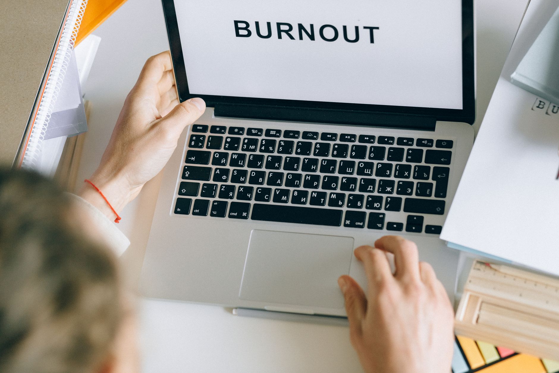 Illustration of Keyword "Career Burnout" harus identik, jadi saya tulis dengan huruf yang sama dan bahasa Indonesia kasual. C