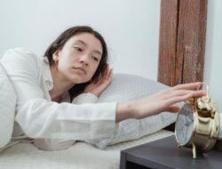 Kurang Tidur Karena Gila Kerja? Ini Bahaya Nyatanya!